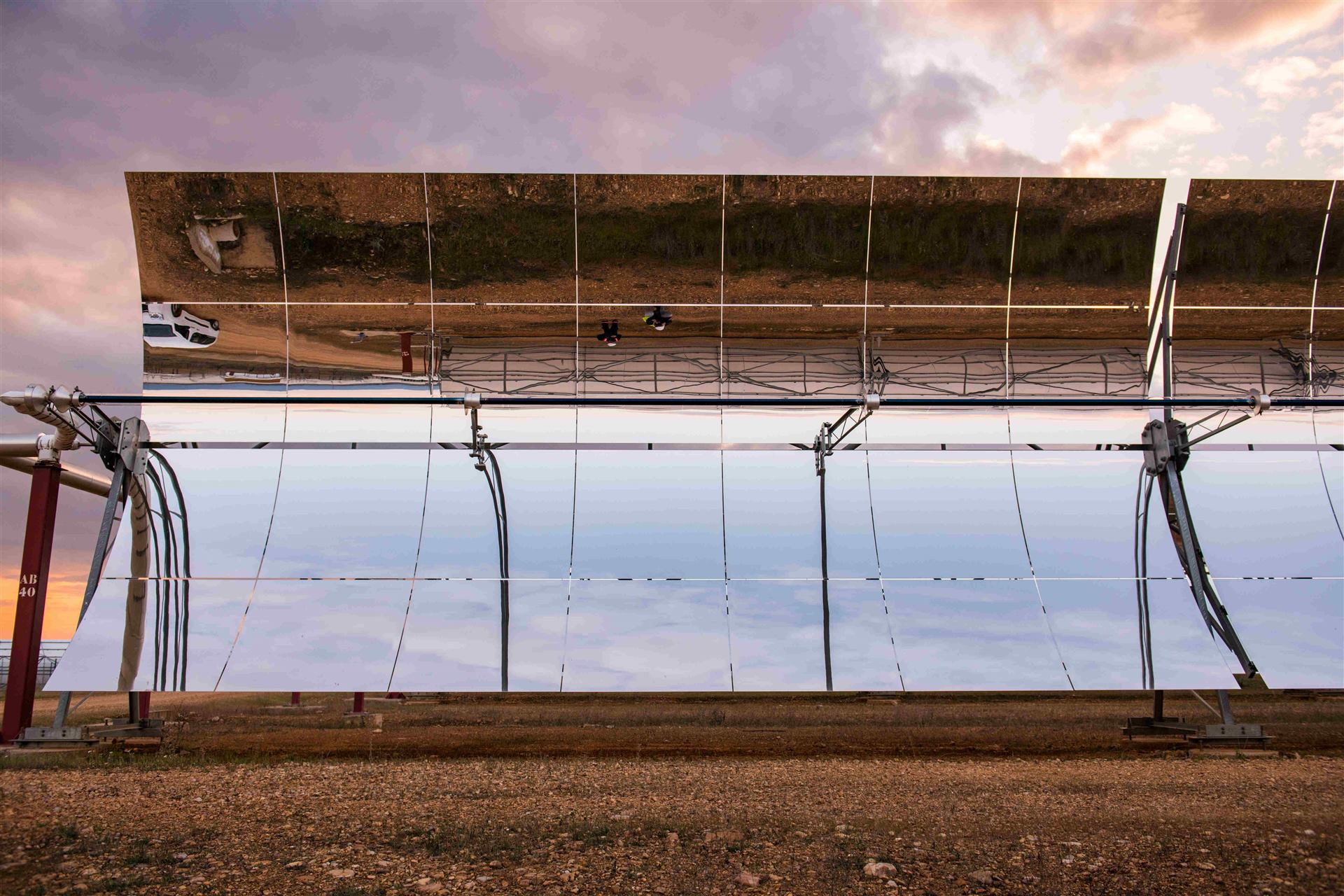 Colectores solares cilindroparabólicos al atardecer